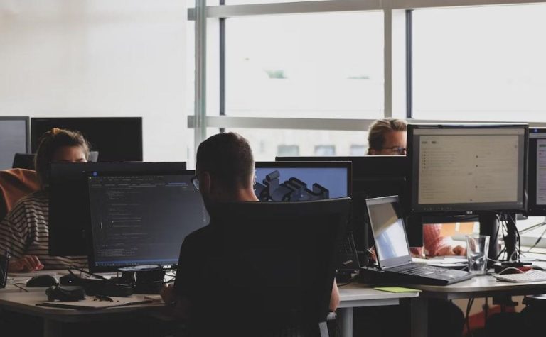 Over ons Externe IT-specialist helpt kmo met technologische ondersteuning en cybersecurity. Professioneel IT-advies voor groeide bedri