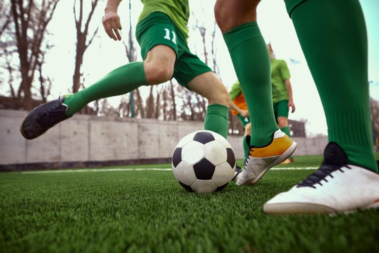 Voetbalspeler benen in actie - laatste transfernieuws Belgische competitie
