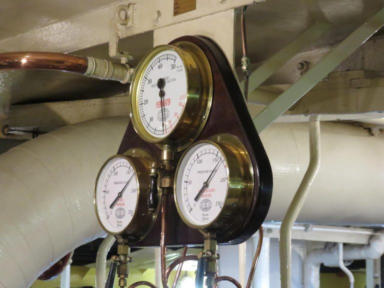 Technicus controleert correcte montage van drukregelaar - leverancier van instrumentatie zorgt voor veilige installatie